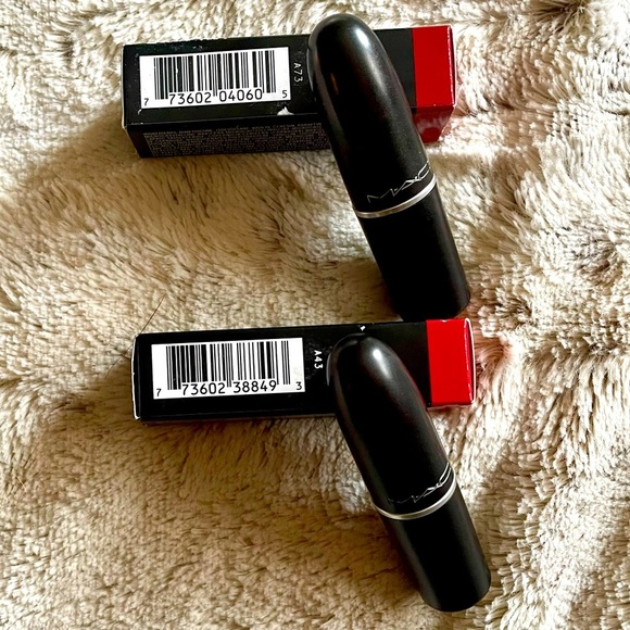 BUNDLE: MAC Retro Matte Lipstick in 707 Ruby Woo & 702 Dangerous - Picture 15 of 16